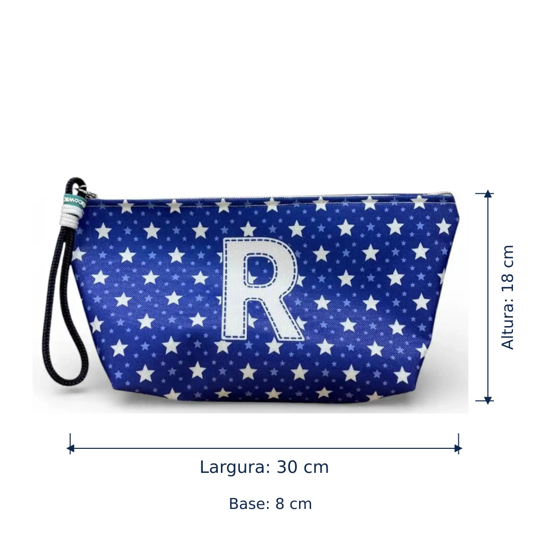 Bolsa Alex azul com letra R — largura de 30 cm, altura de 18 cm e base de 8 cm.