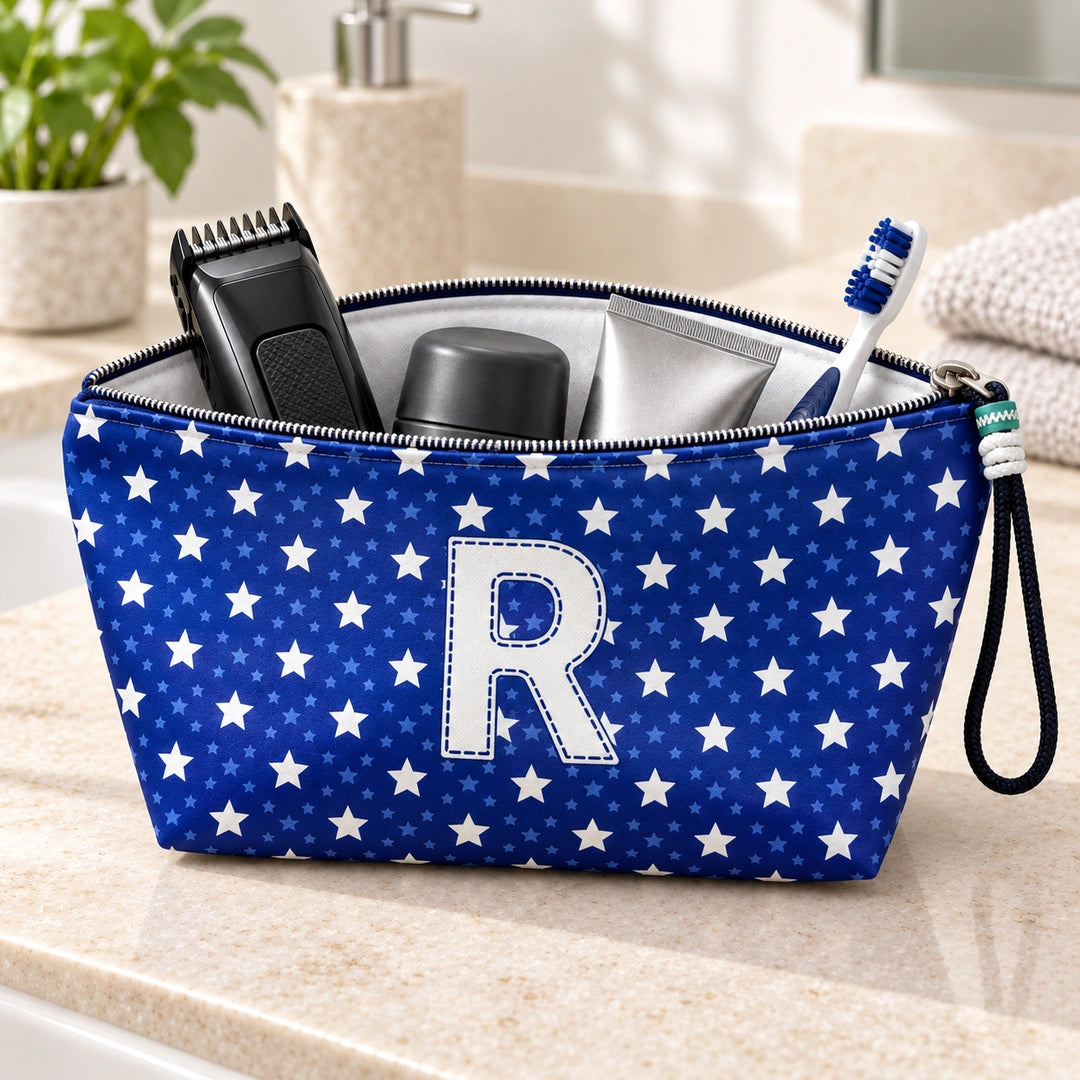 Bolsa Alex azul com letra R aberta, com produtos de higiene masculina, interior branco e fecho metálico.