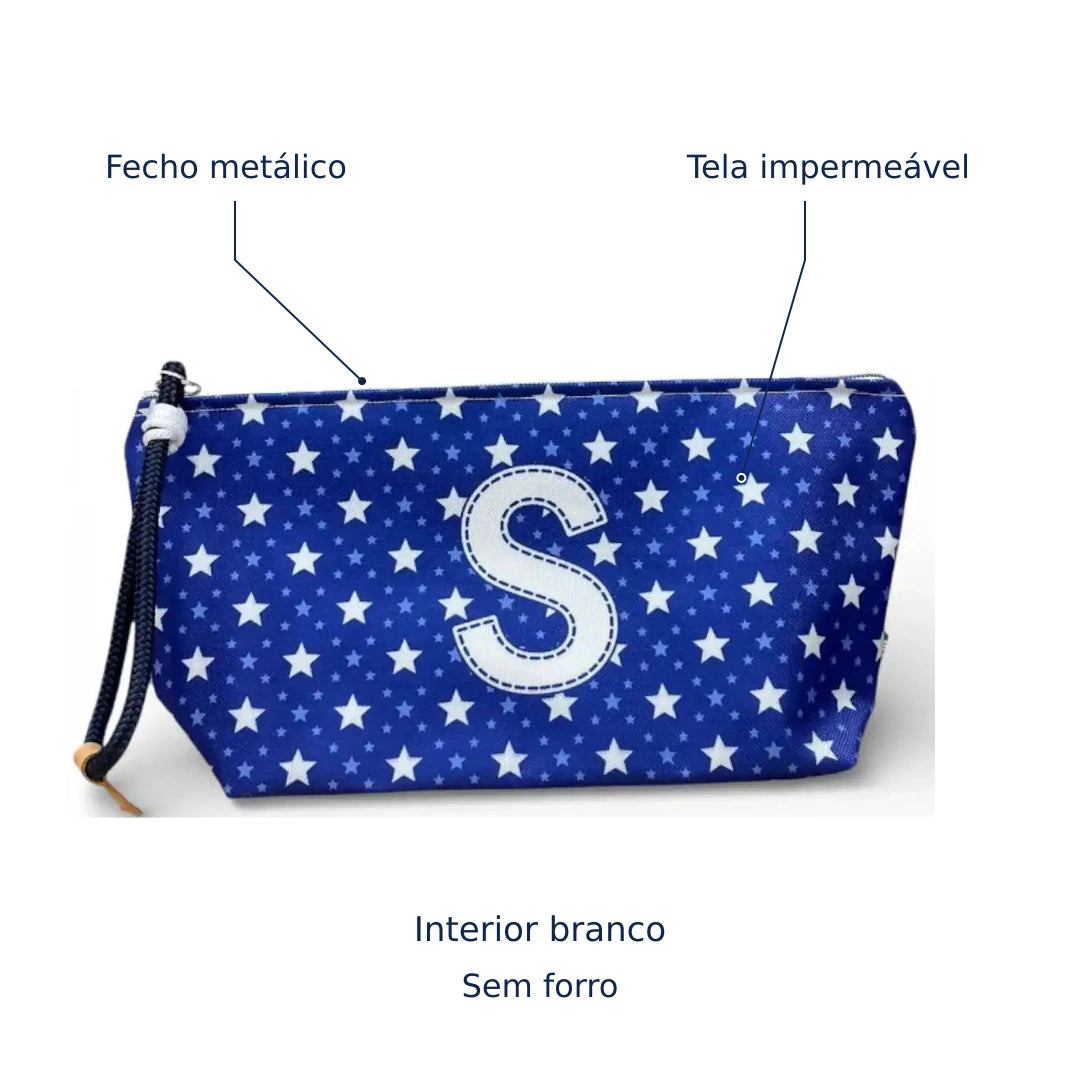 Bolsa Alex azul com letra S — tela impermeável, fecho metálico, interior branco e sem forro.