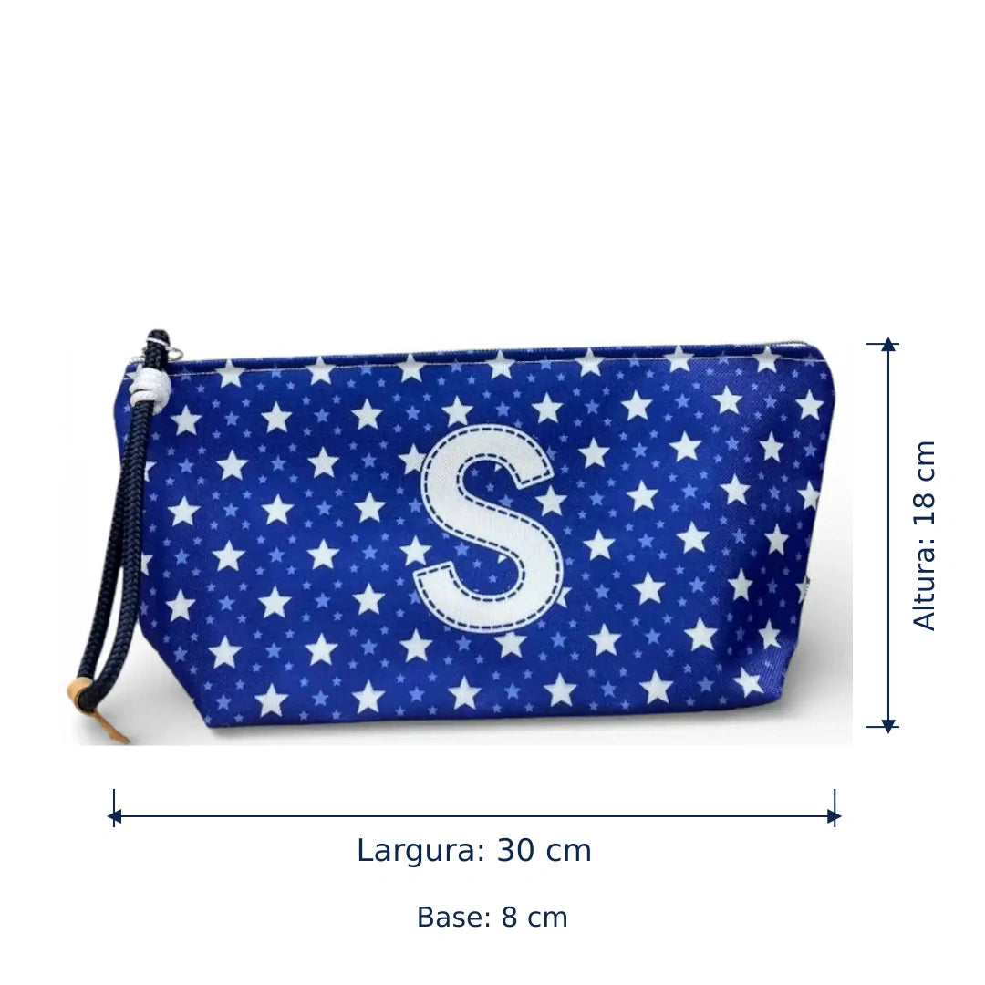 Bolsa Alex azul com letra S — largura de 30 cm, altura de 18 cm e base de 8 cm.