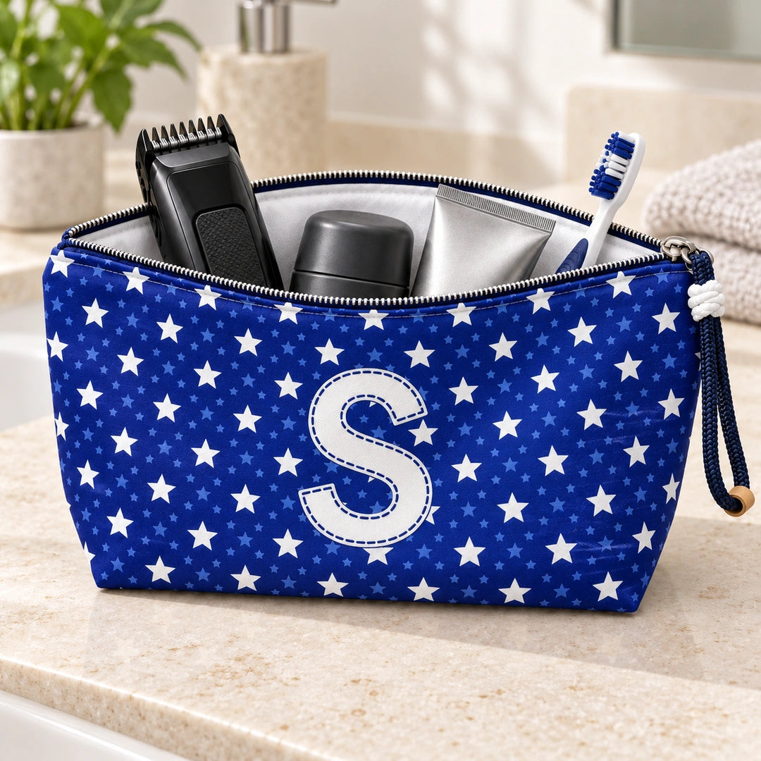 Bolsa Alex azul com letra S aberta, com produtos de higiene masculina, interior branco e fecho metálico.