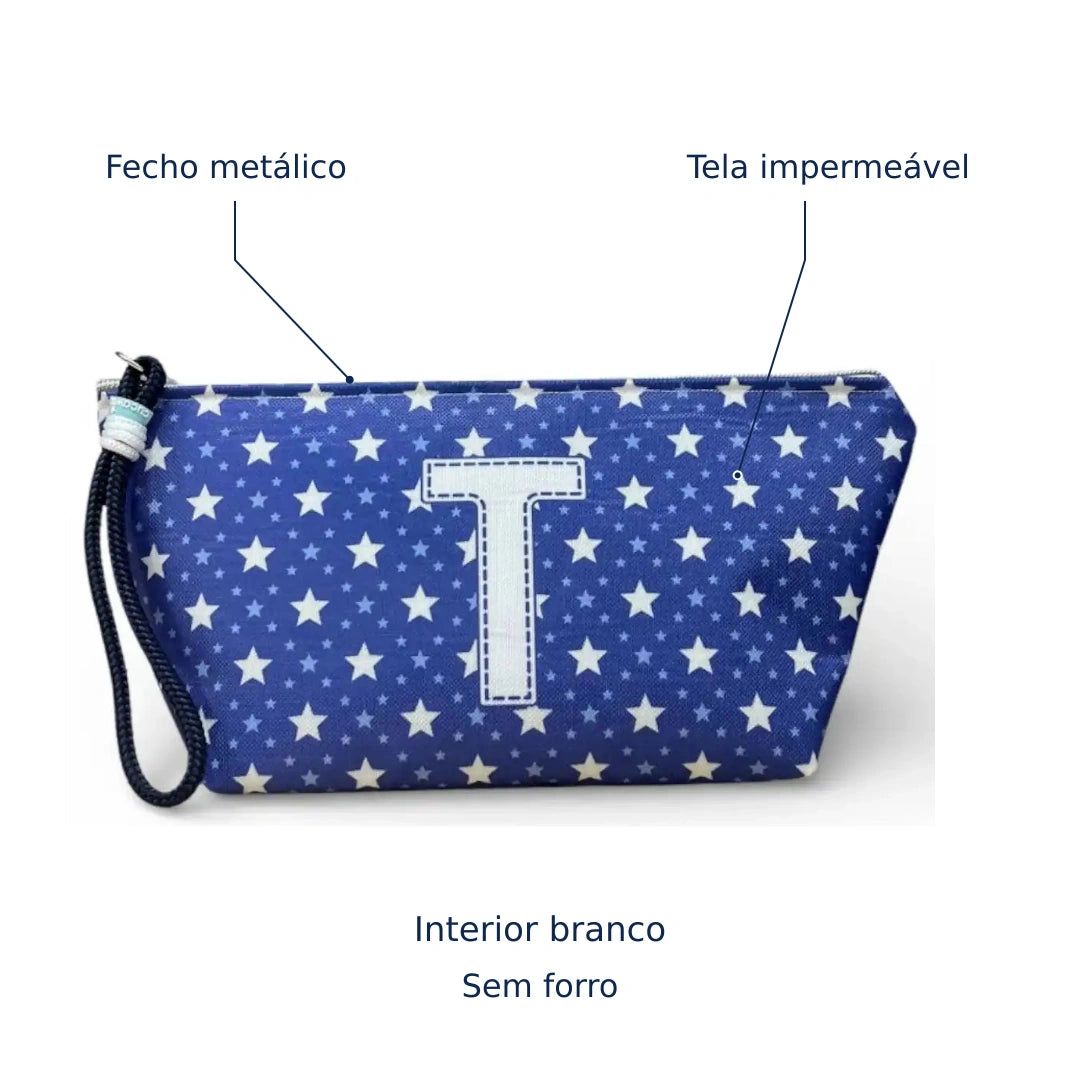 Bolsa Alex azul com letra T — tela impermeável, fecho metálico, interior branco e sem forro.