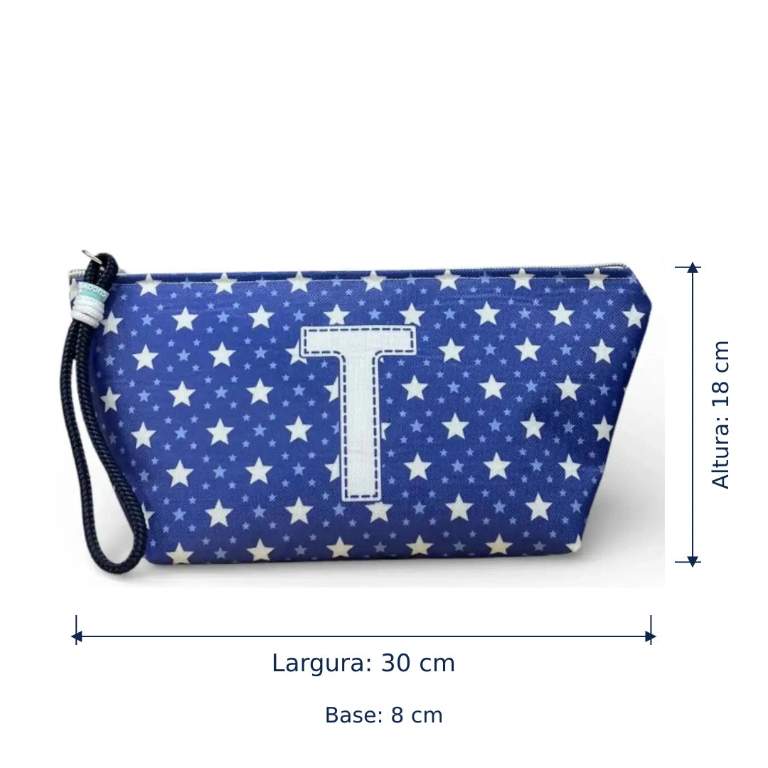 Bolsa Alex azul com letra T — largura de 30 cm, altura de 18 cm e base de 8 cm.