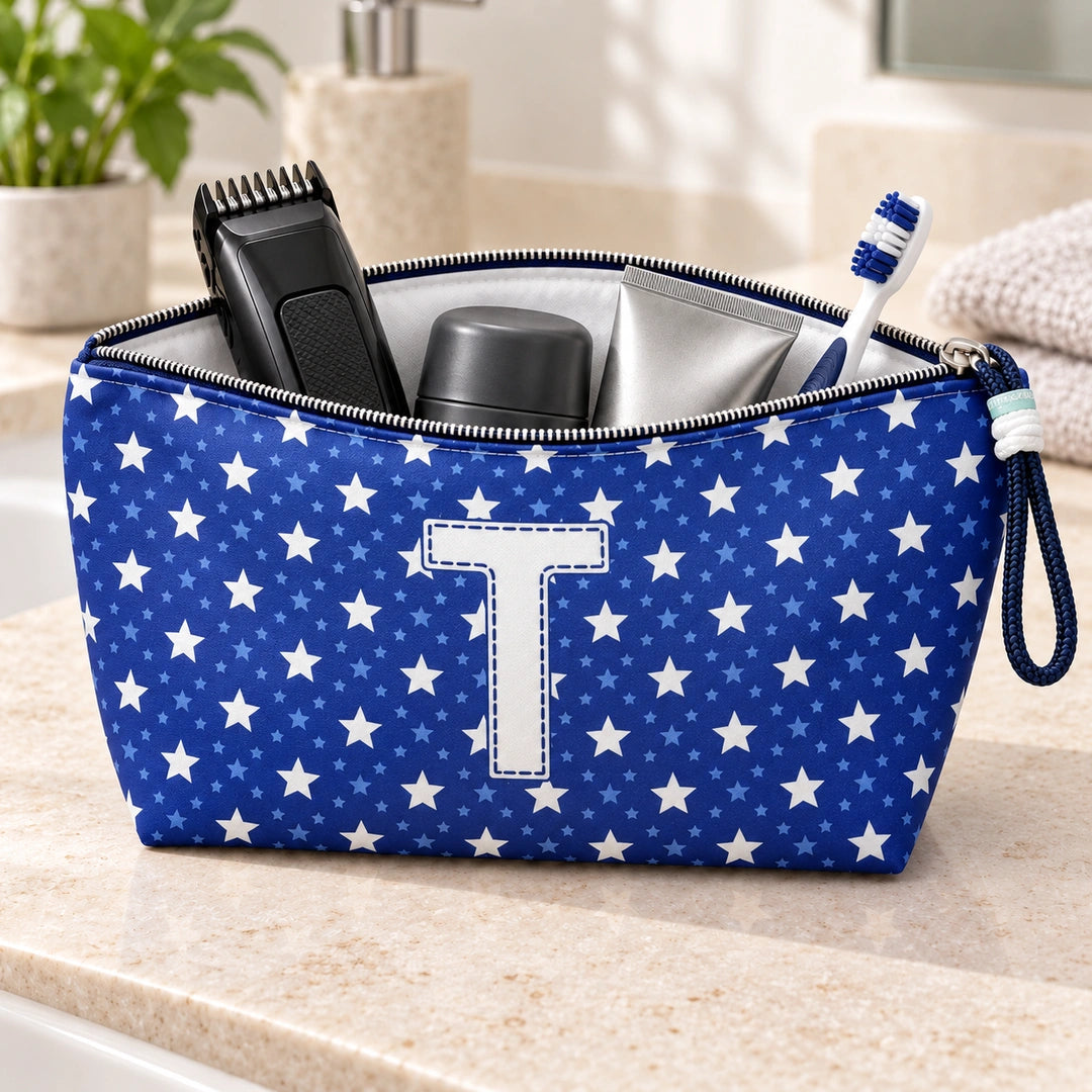 Bolsa Alex azul com letra T aberta, com produtos de higiene masculina, interior branco e fecho metálico.