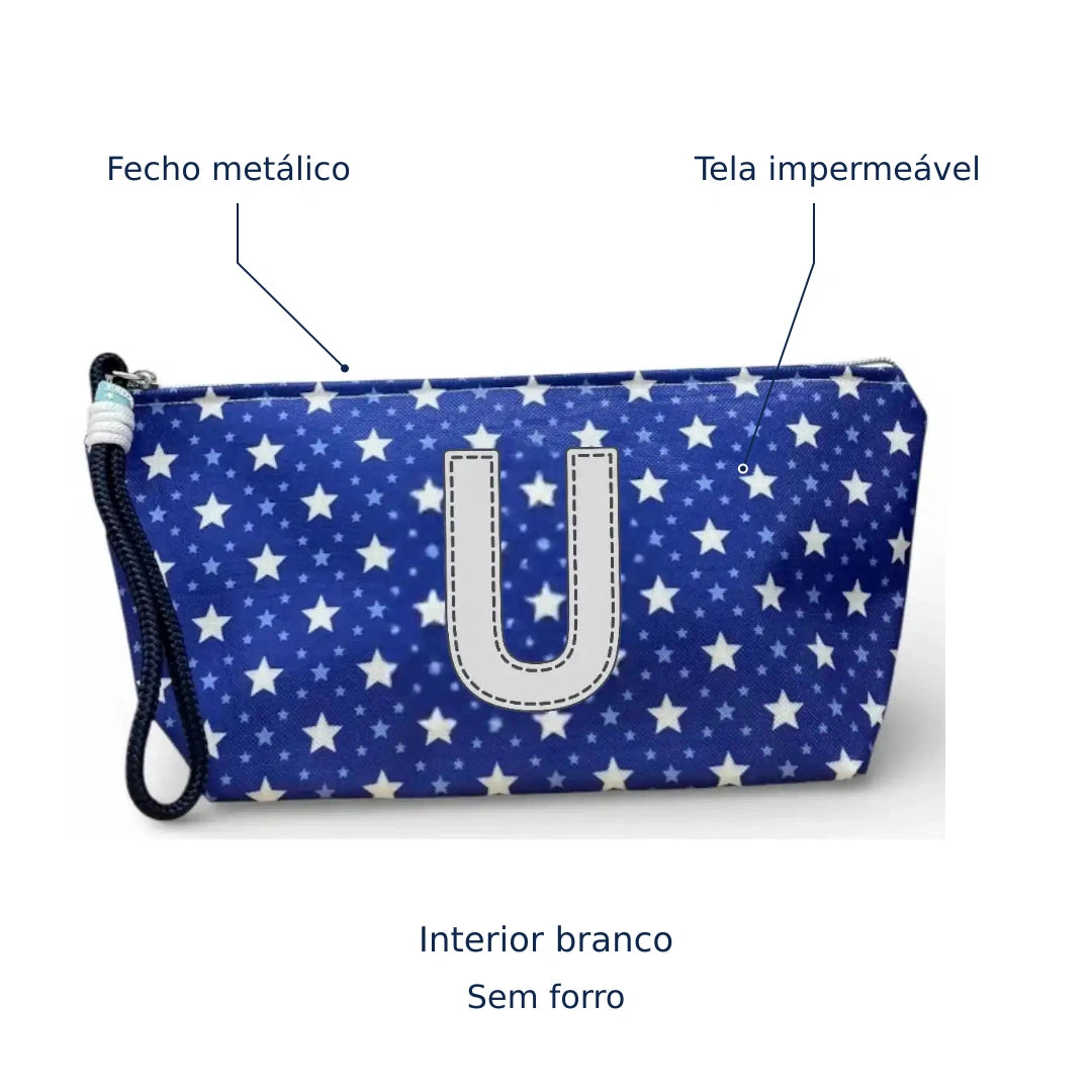 Bolsa Alex azul com letra U — tela impermeável, fecho metálico, interior branco e sem forro.