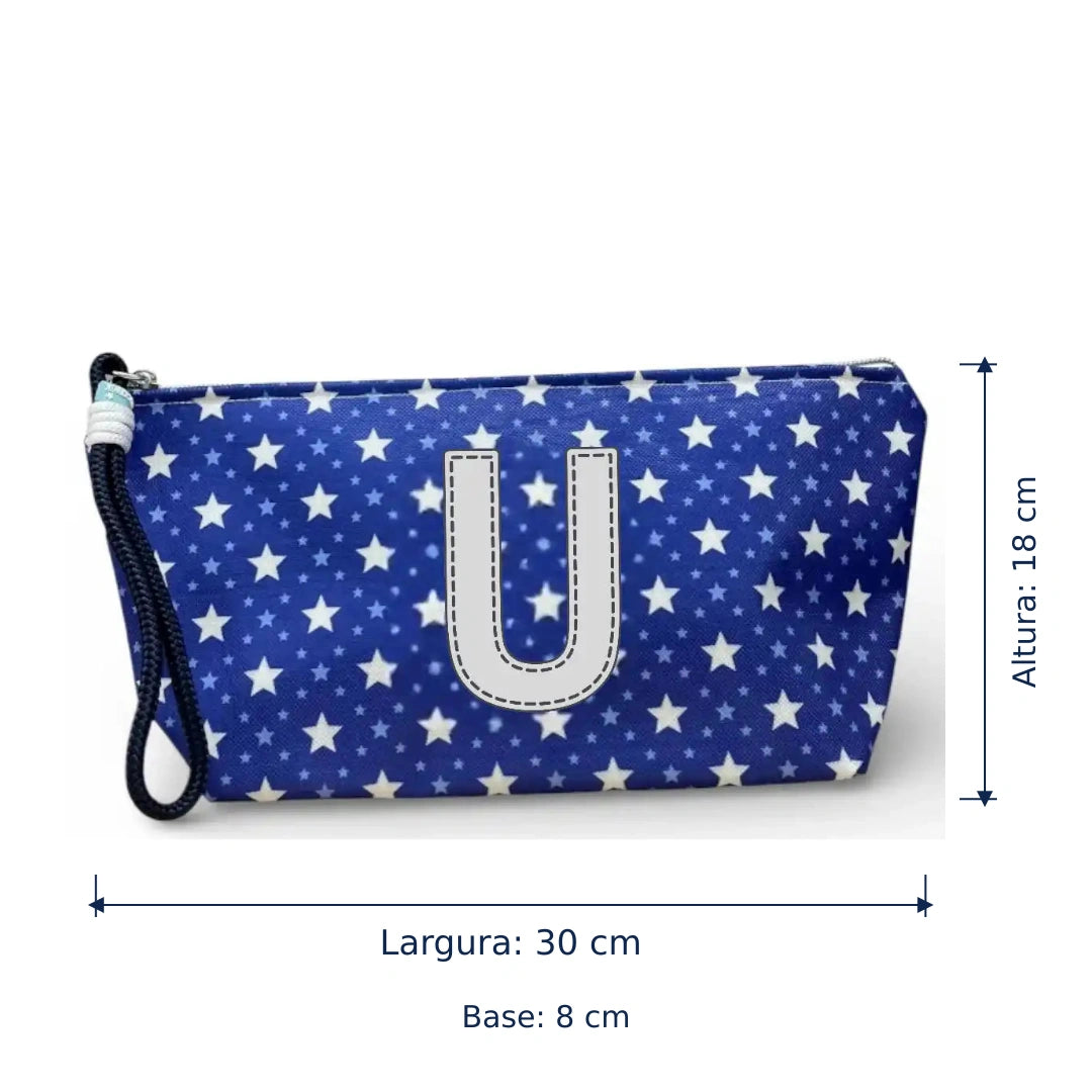 Bolsa Alex azul com letra U — largura de 30 cm, altura de 18 cm e base de 8 cm.