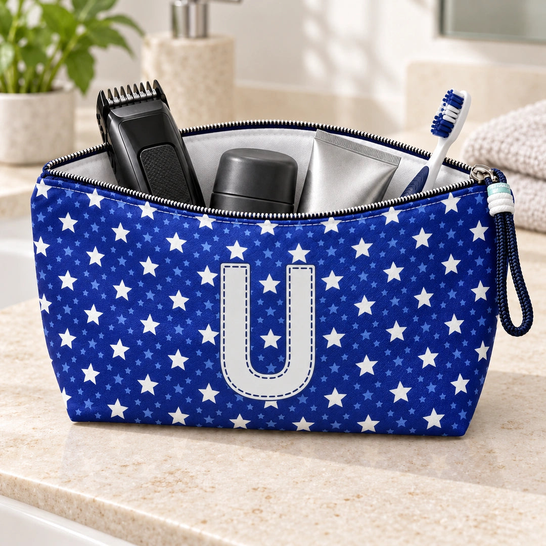 Bolsa Alex azul com letra U aberta, com produtos de higiene masculina, interior branco e fecho metálico.