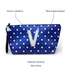 Bolsa Alex azul com letra V — tela impermeável, fecho metálico, interior branco e sem forro.
