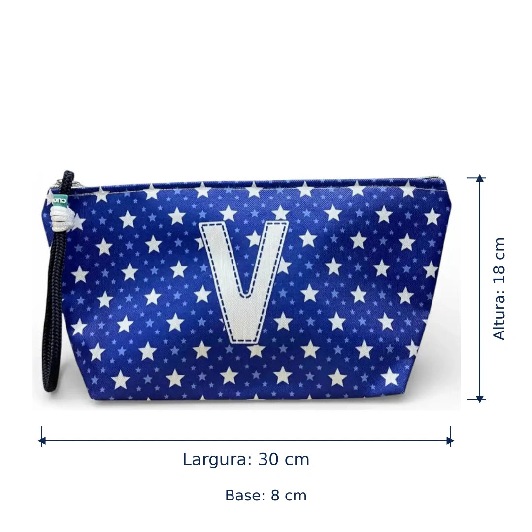 Bolsa Alex azul com letra V — largura de 30 cm, altura de 18 cm e base de 8 cm.