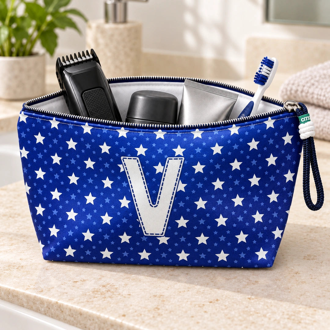 Bolsa Alex azul com letra V aberta, com produtos de higiene masculina, interior branco e fecho metálico.