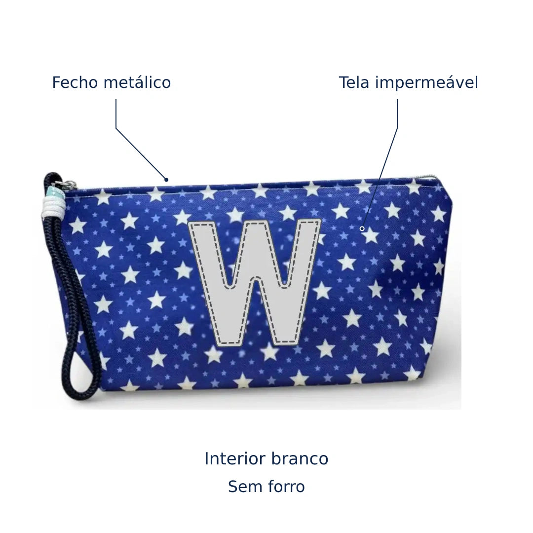 Bolsa Alex azul com letra W — tela impermeável, fecho metálico, interior branco e sem forro.
