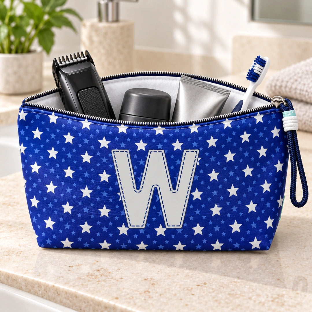Bolsa Alex azul com letra W aberta, com produtos de higiene masculina, interior branco e fecho metálico.