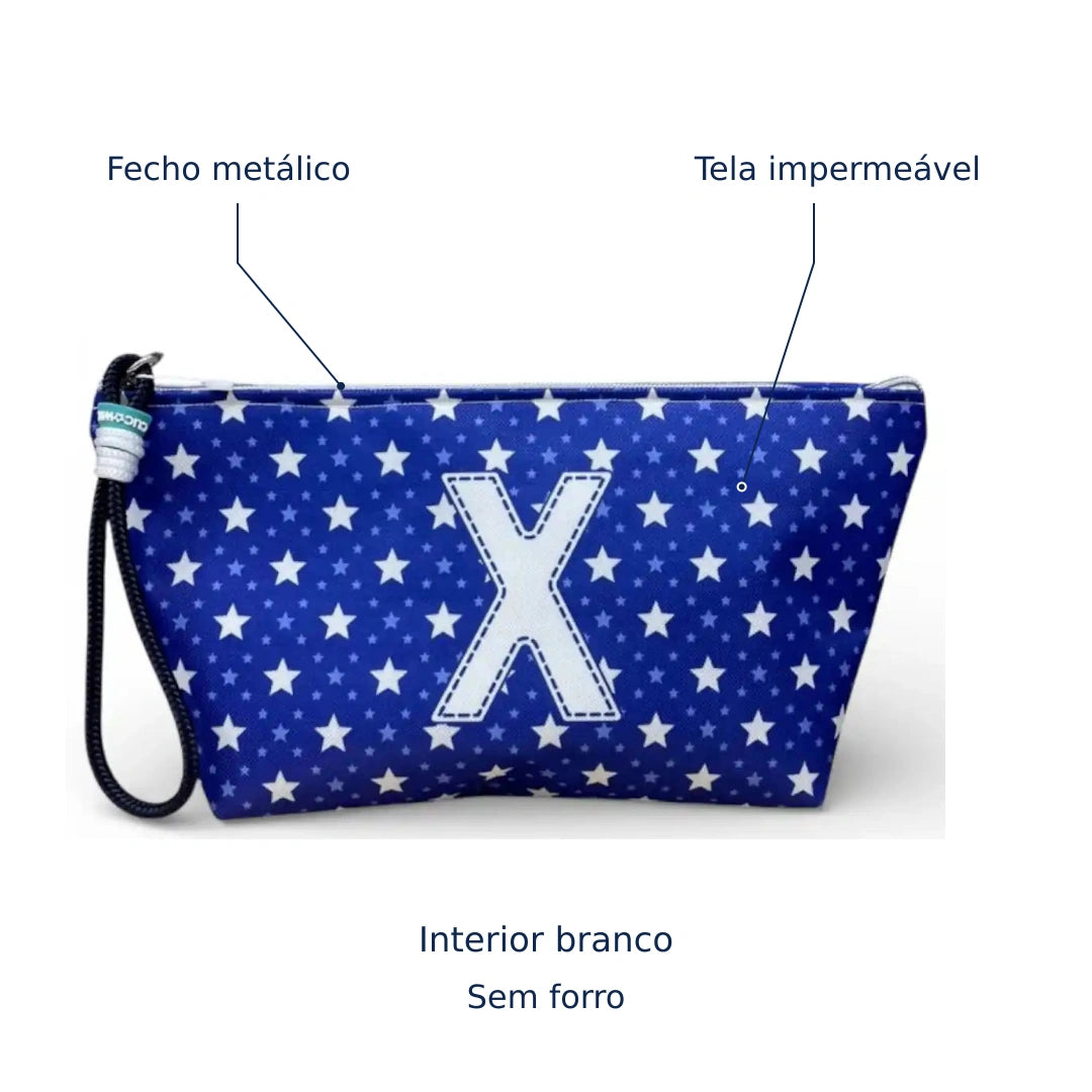Bolsa Alex azul com letra X — tela impermeável, fecho metálico, interior branco e sem forro.