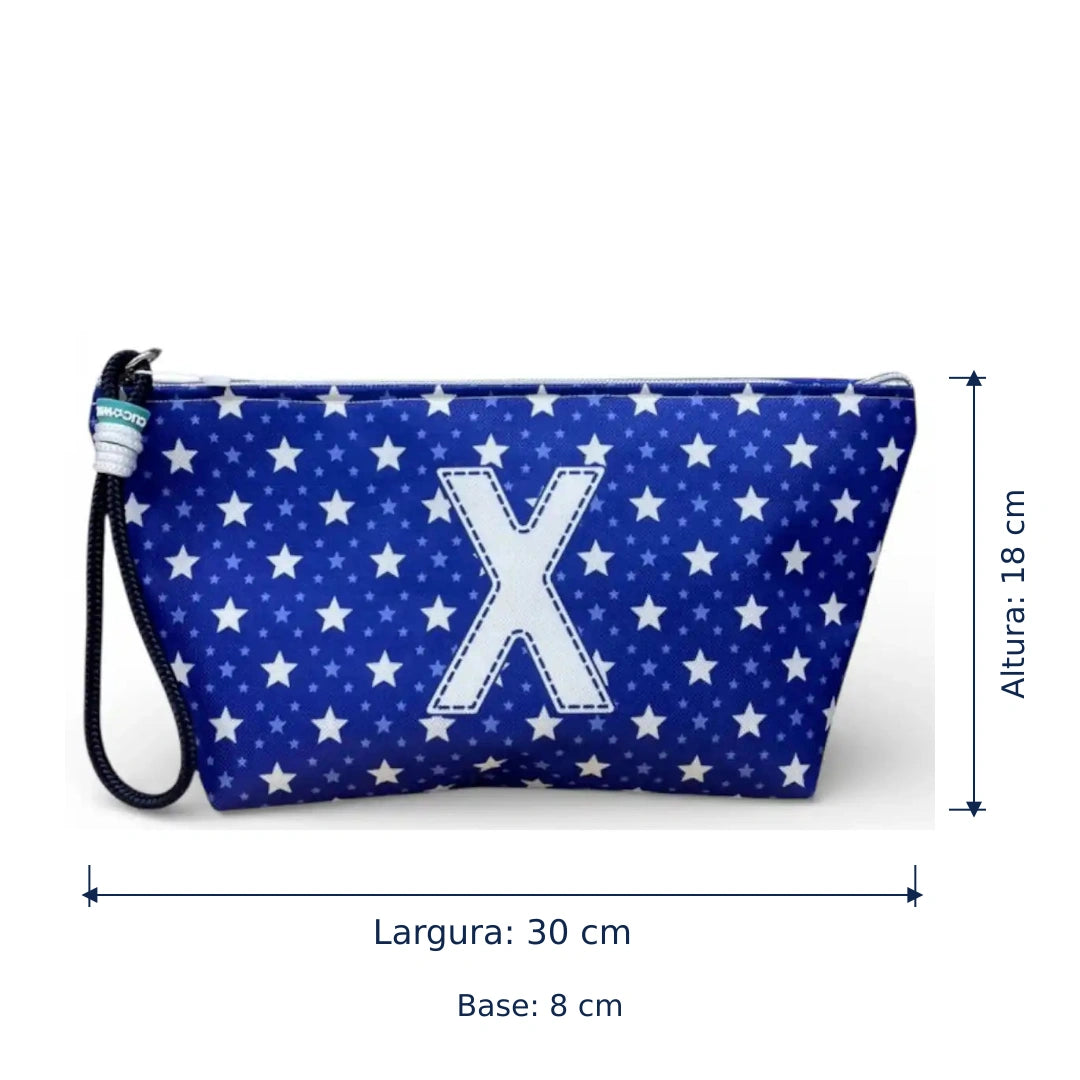 Bolsa Alex azul com letra X — largura de 30 cm, altura de 18 cm e base de 8 cm.