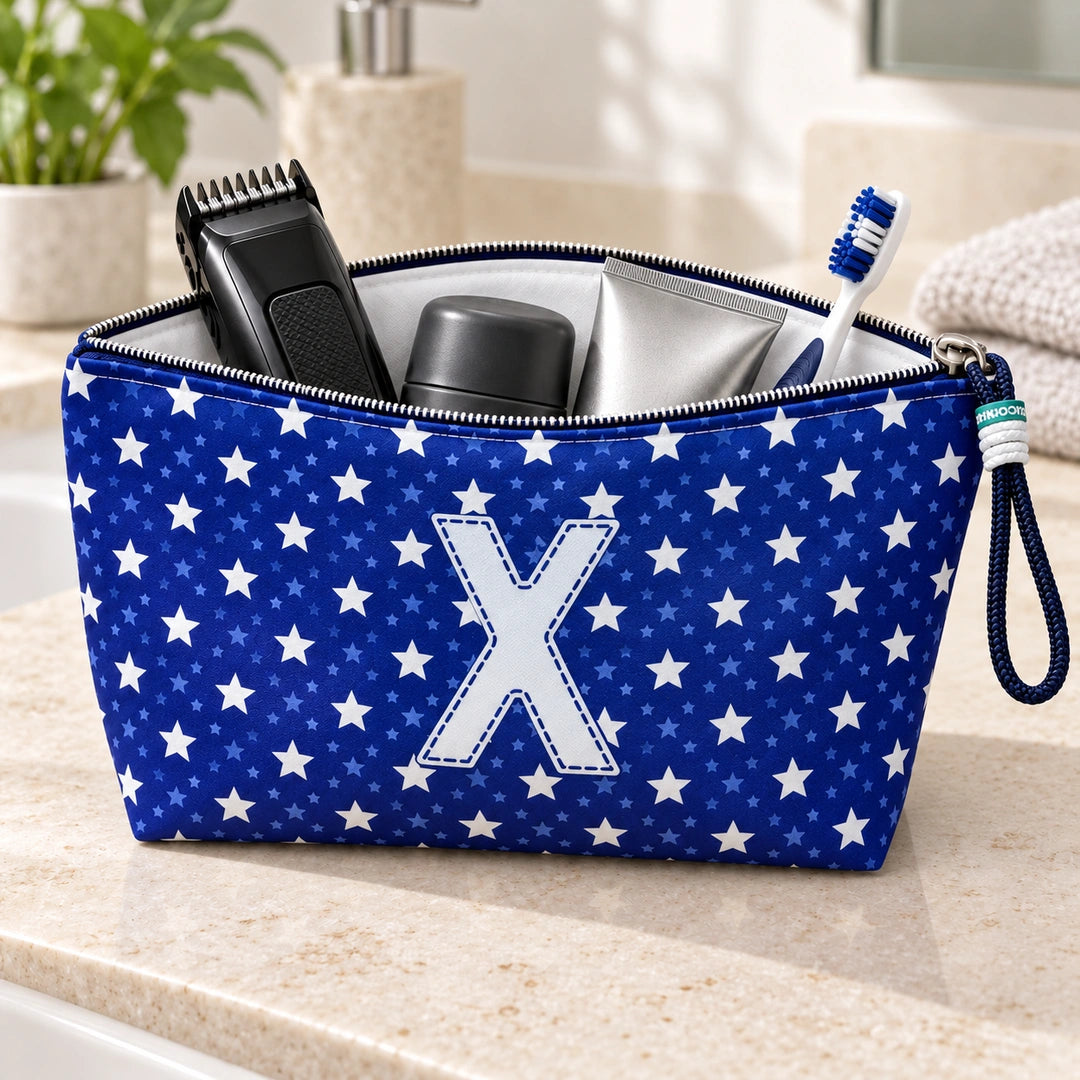 Bolsa Alex azul com letra X aberta, com produtos de higiene masculina, interior branco e fecho metálico.