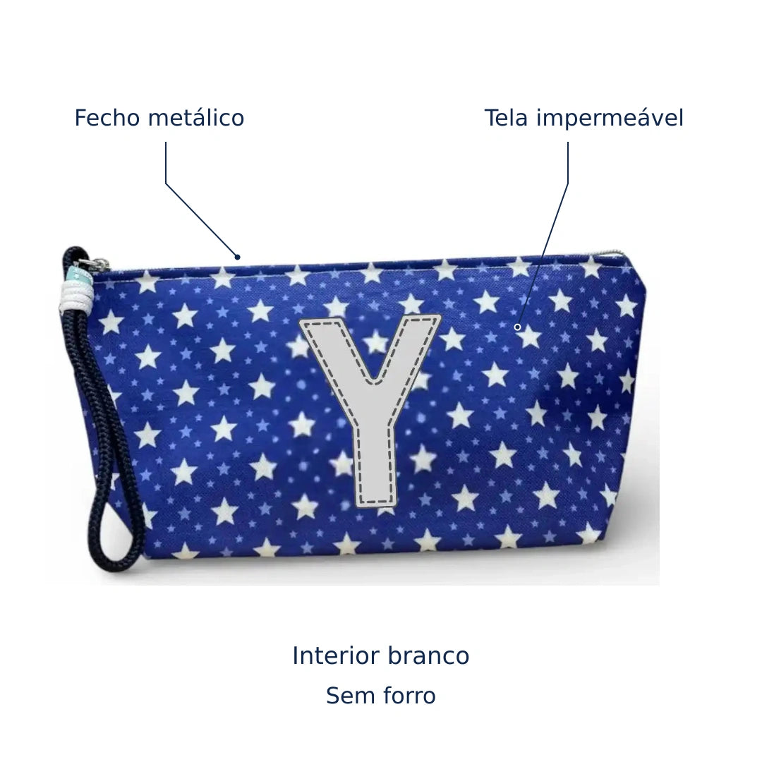 Bolsa Alex azul com letra Y — tela impermeável, fecho metálico, interior branco e sem forro.