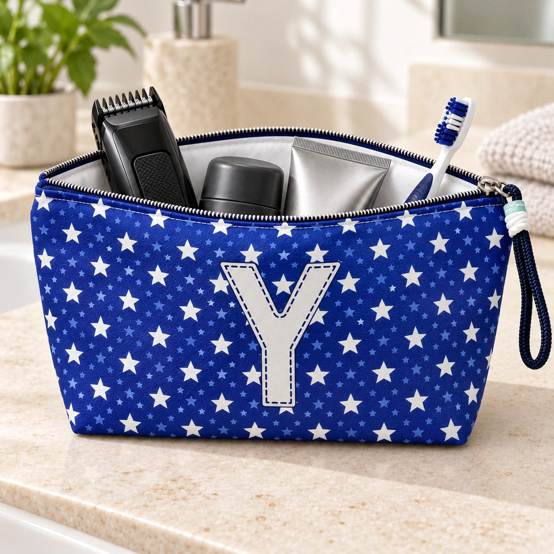 Bolsa Alex azul com letra Y aberta, com produtos de higiene masculina, interior branco e fecho metálico.