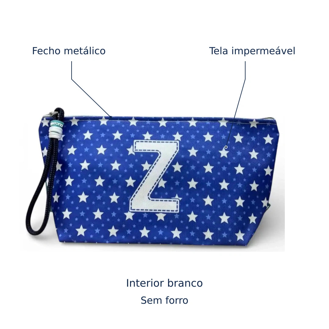 Bolsa Alex azul com letra Z — tela impermeável, fecho metálico, interior branco e sem forro.