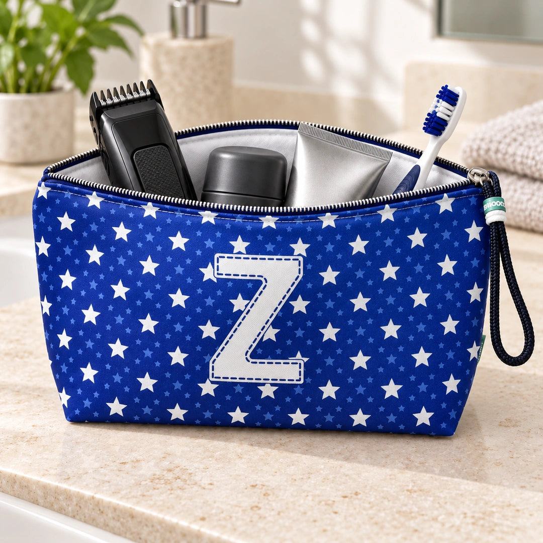 Bolsa Alex azul com letra Z aberta, com produtos de higiene masculina, interior branco e fecho metálico.