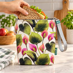 Bolsa isotérmica para snacks Antúrios Lilás Verde em utilização – com snacks no interior
