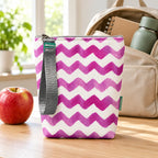 Bolsa isotérmica para snacks Chevron Rosa Aguarela em ambiente de dia a dia