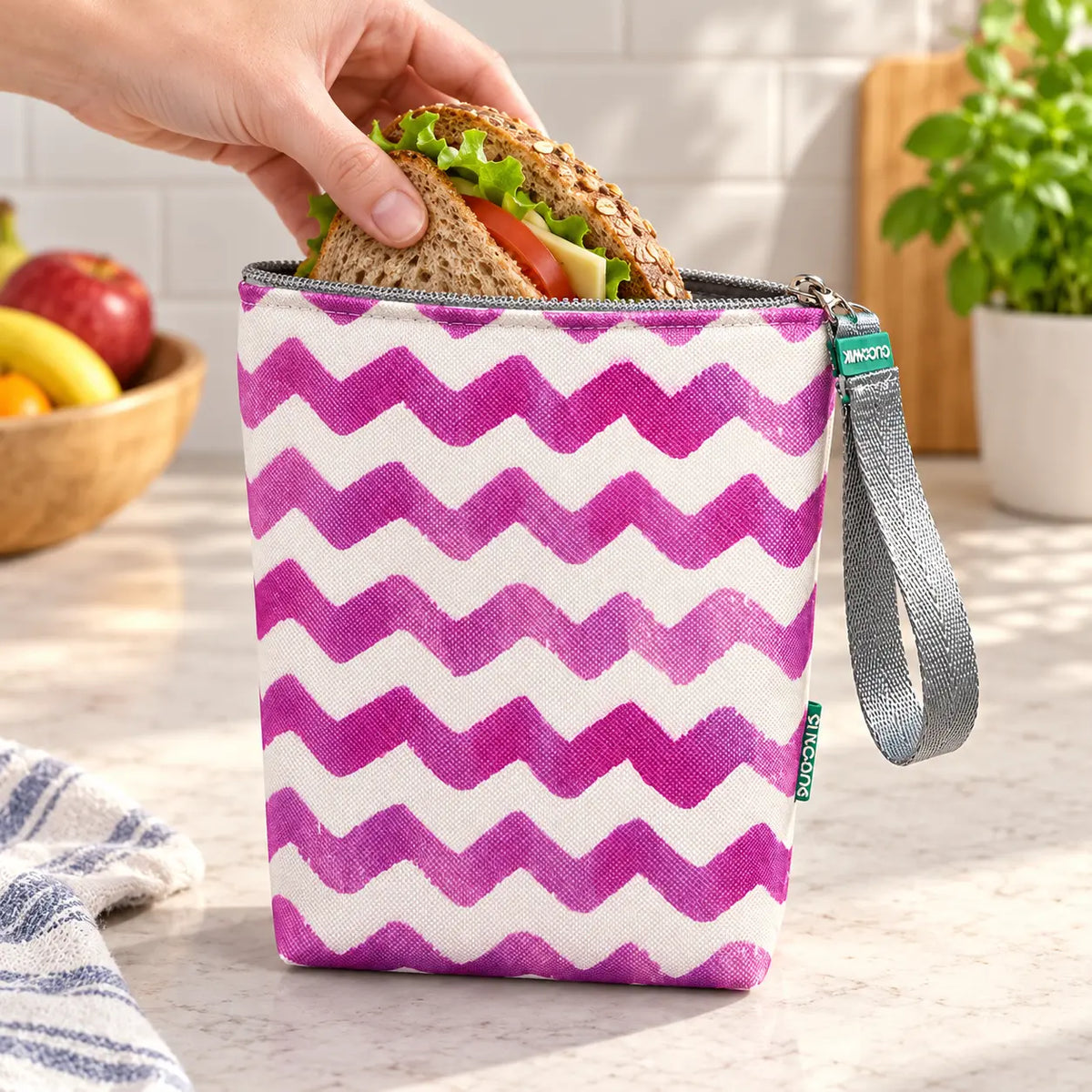 Bolsa isotérmica para snacks Chevron Rosa Aguarela em utilização – com snacks no interior