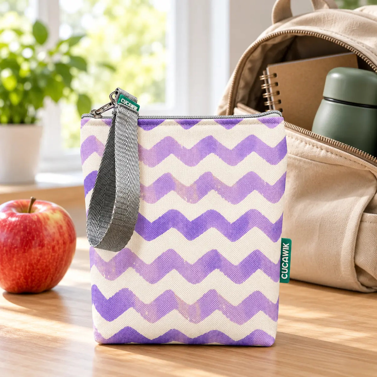 Bolsa isotérmica para snacks Chevron Roxo Aguarela em ambiente de dia a dia