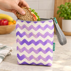 Bolsa isotérmica para snacks Chevron Roxo Aguarela em utilização – com snacks no interior