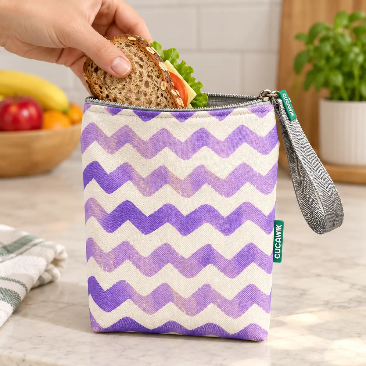 Bolsa isotérmica para snacks Chevron Roxo Aguarela em utilização – com snacks no interior