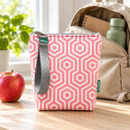 Bolsa isotérmica para snacks Hexágonos Interligados Rosa em ambiente de dia a dia