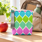 Bolsa isotérmica para snacks Ikat Pastel Rosa Verde Azul em ambiente de dia a dia