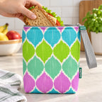 Bolsa isotérmica para snacks Ikat Pastel Rosa Verde Azul em utilização – com snacks no interior