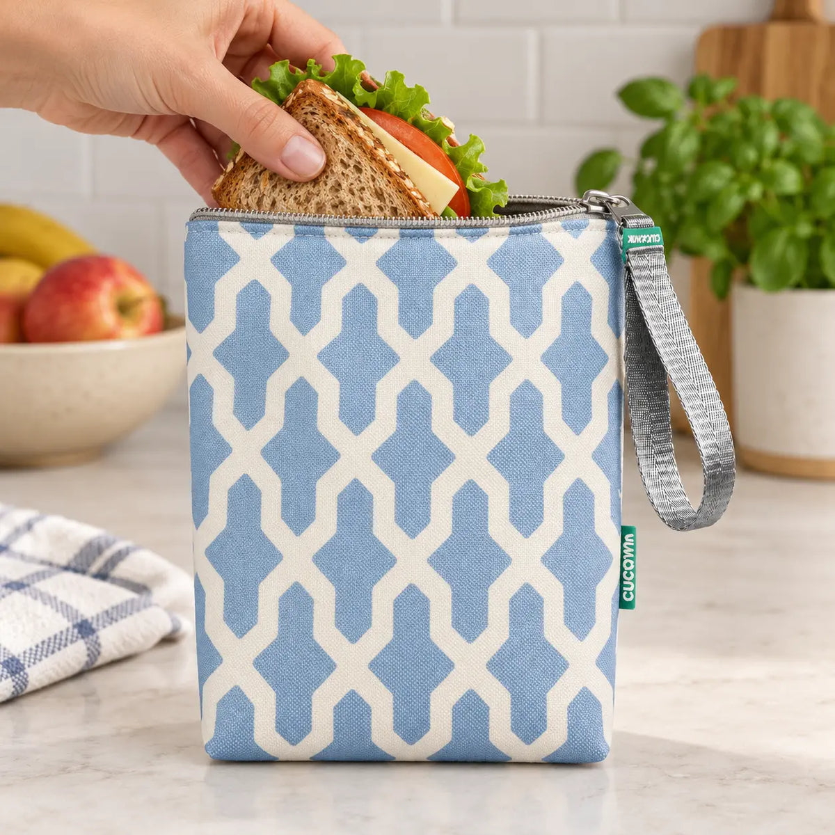 Bolsa isotérmica para snacks Interligado Orgânico Azul Claro em utilização – com snacks no interior