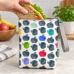 Bolsa isotérmica para snacks Maçãs Coloridas em utilização – com snacks no interior