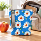 Bolsa isotérmica para snacks Margaridas Fundo Azul Claro em ambiente de dia a dia