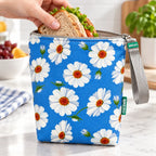 Bolsa isotérmica para snacks Margaridas Fundo Azul Claro em utilização – com snacks no interior