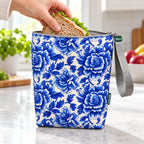 Bolsa isotérmica para snacks Paisley Peónias Azul Porcelana em utilização – com snacks no interior