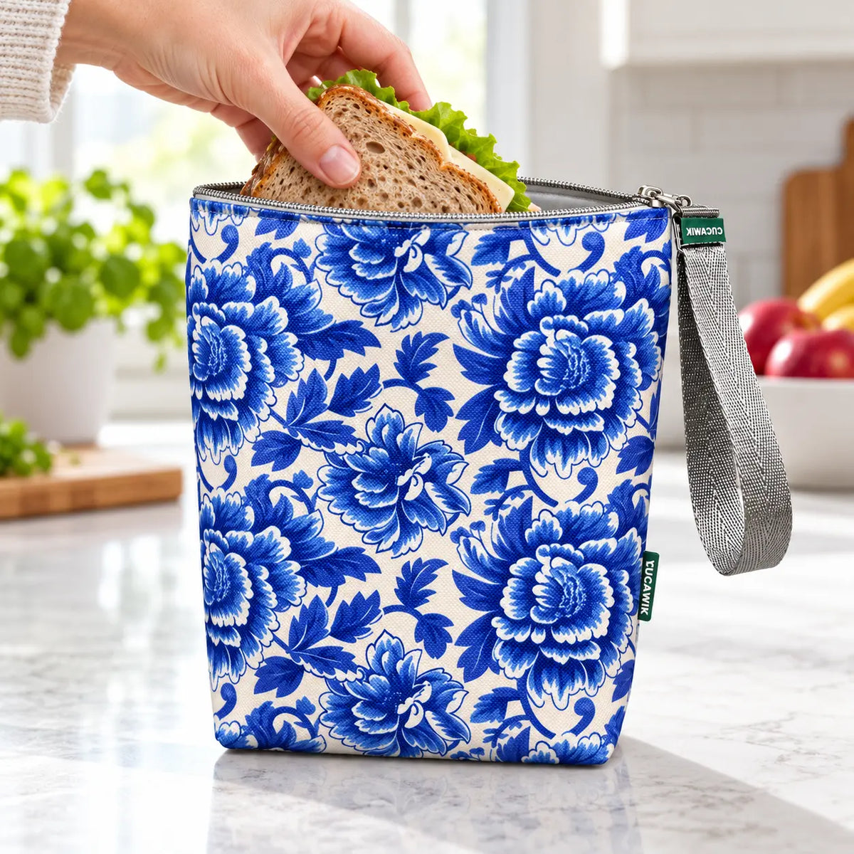 Bolsa isotérmica para snacks Paisley Peónias Azul Porcelana em utilização – com snacks no interior