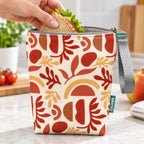 Bolsa isotérmica para snacks Plantas Bege Castanho em utilização – com snacks no interior