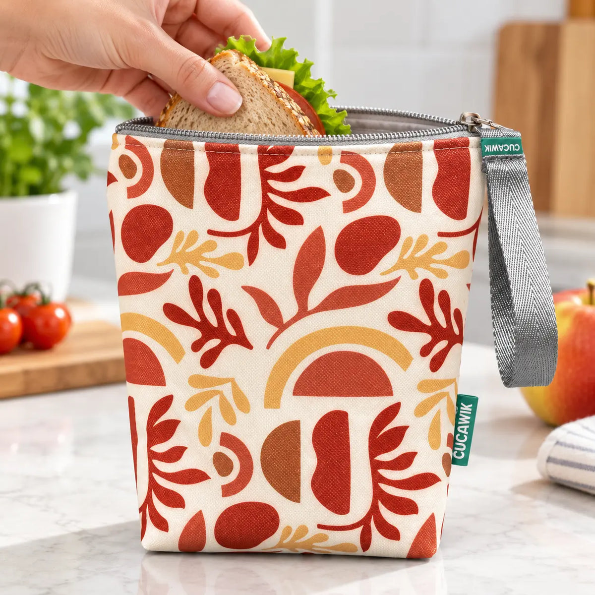 Bolsa isotérmica para snacks Plantas Bege Castanho em utilização – com snacks no interior