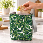 Bolsa isotérmica para snacks Plantas Monstera Verde em utilização – com snacks no interior