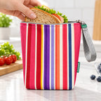 Bolsa isotérmica para snacks Riscas Coloridas Rosa em utilização – com snacks no interior