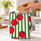 Bolsa isotérmica para snacks Tomates Fundo Riscas Verdes em utilização – com snacks no interior