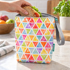 Bolsa isotérmica para snacks Triângulos Coloridos Pastel em utilização – com snacks no interior