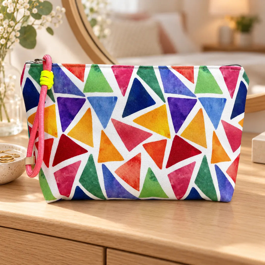 Necessaire Grande Impermeável Gal Triângulos Coloridos Aguarela — em ambiente de lifestyle