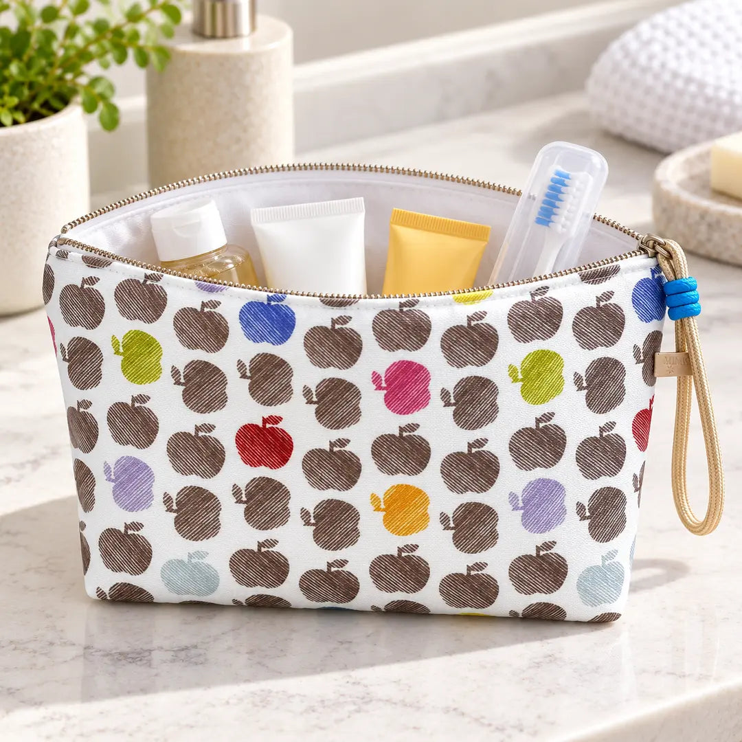 Necessaire Grande Impermeável Gal Maçãs Coloridas Fundo Branco aberta com produtos de higiene e cosmética
