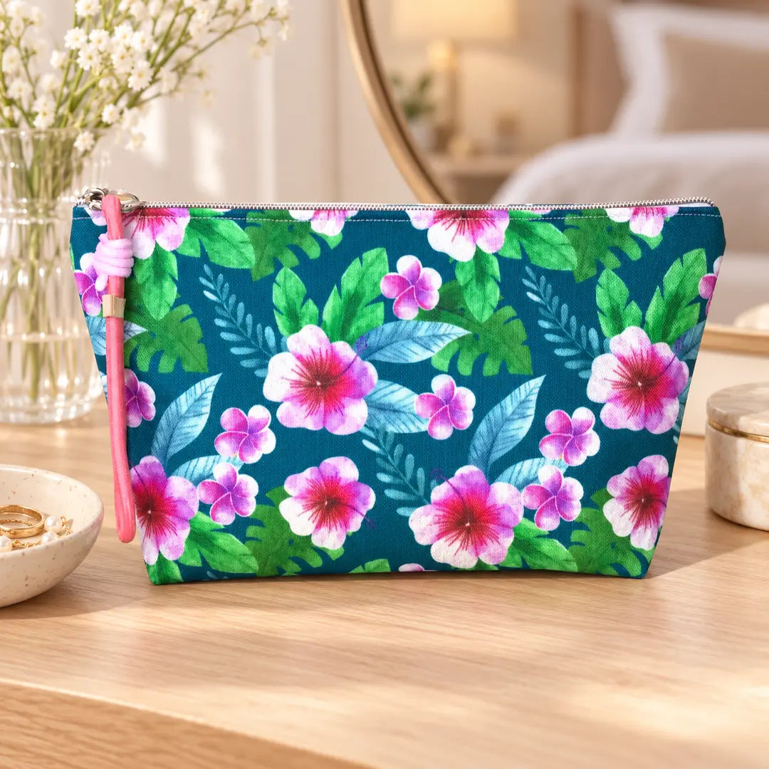 Necessaire Grande Impermeável Gal Hibiscos Tropical Rosa Petróleo — em ambiente de lifestyle