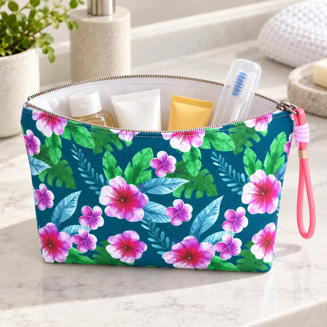 Necessaire Grande Impermeável Gal Hibiscos Tropical Rosa Petróleo aberta com produtos de higiene e cosmética