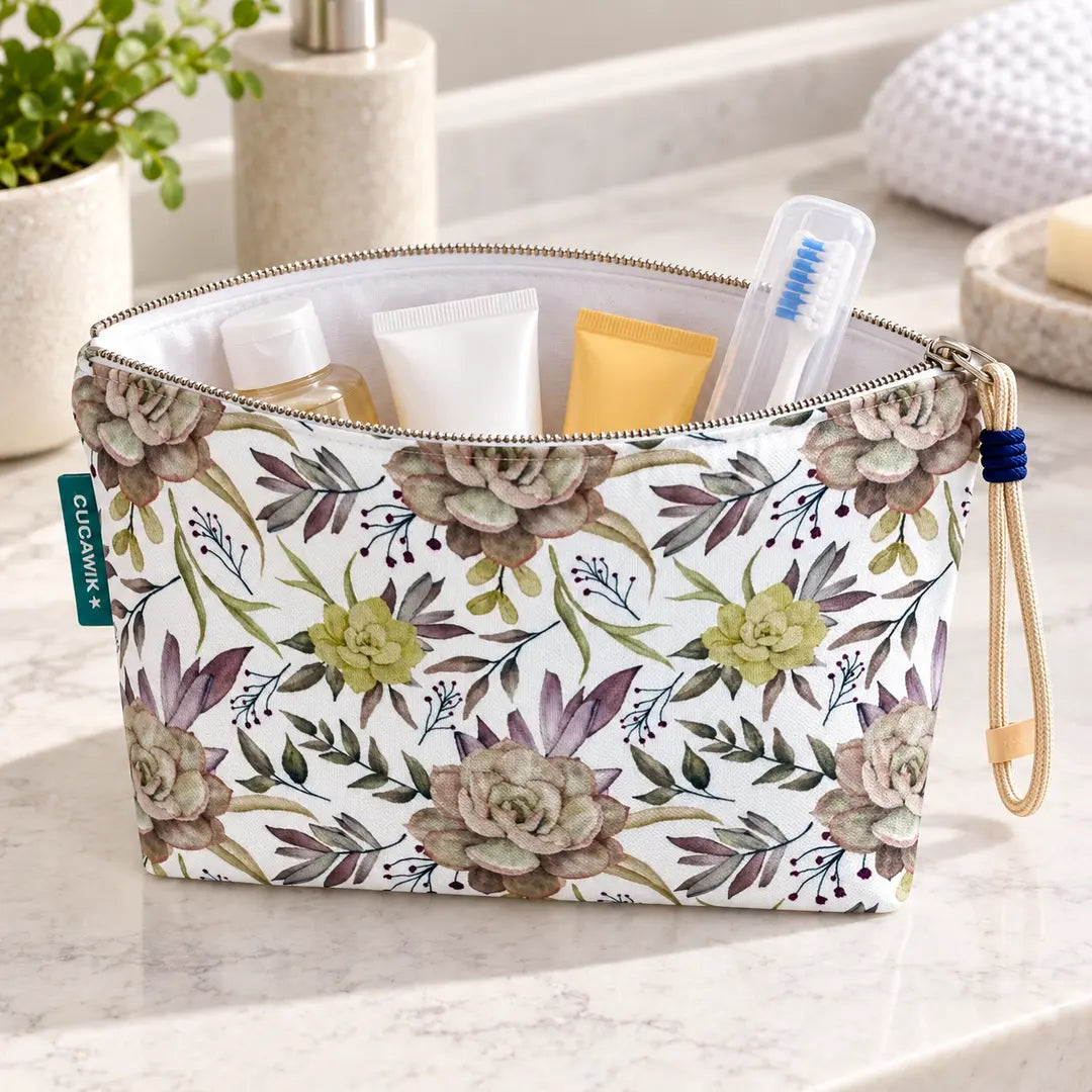Necessaire Grande Impermeável Gal Plantas Suculentas aberta com produtos de higiene e cosmética