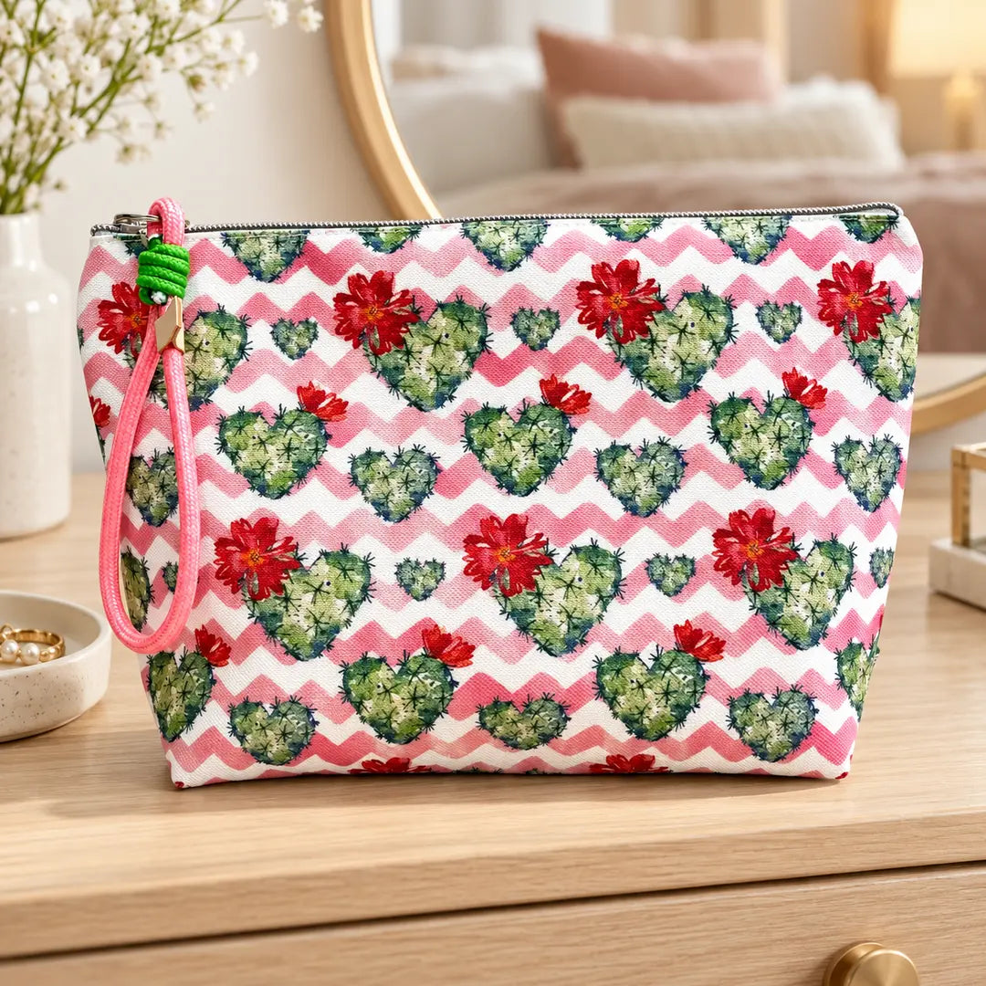 Necessaire Grande Impermeável Gal Corações Cacto Floral — em ambiente de lifestyle